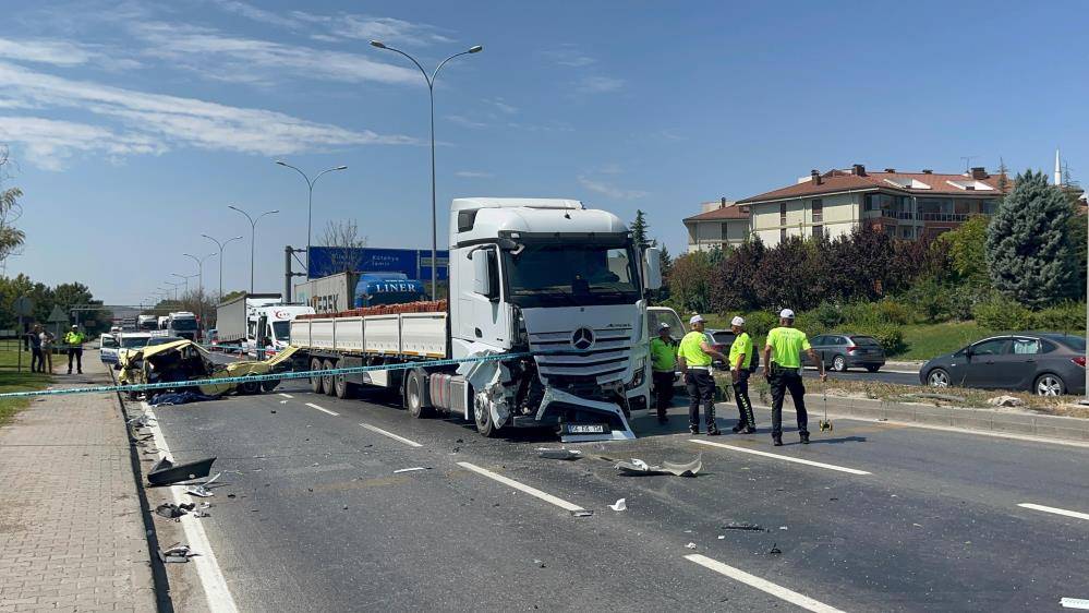 Tofaş faciası! TIR’a çarptı, ikiye bölündü: 1 ölü, 3 yaralı 4